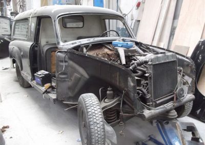 Bestattungsfahrzeug während des Umbaus