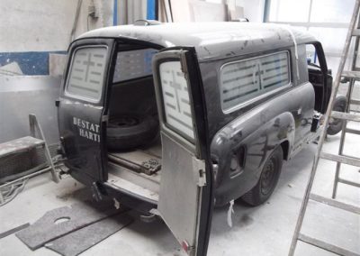 Bestattungsfahrzeug während des Umbaus