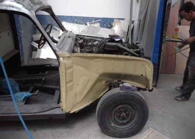 Bestattungsfahrzeug während des Umbaus