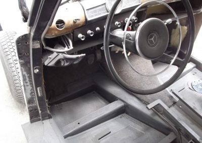 Bestattungsfahrzeug während des Umbaus